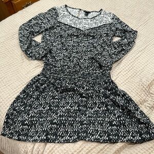 H&M black & white 3/4 sleeve dress.